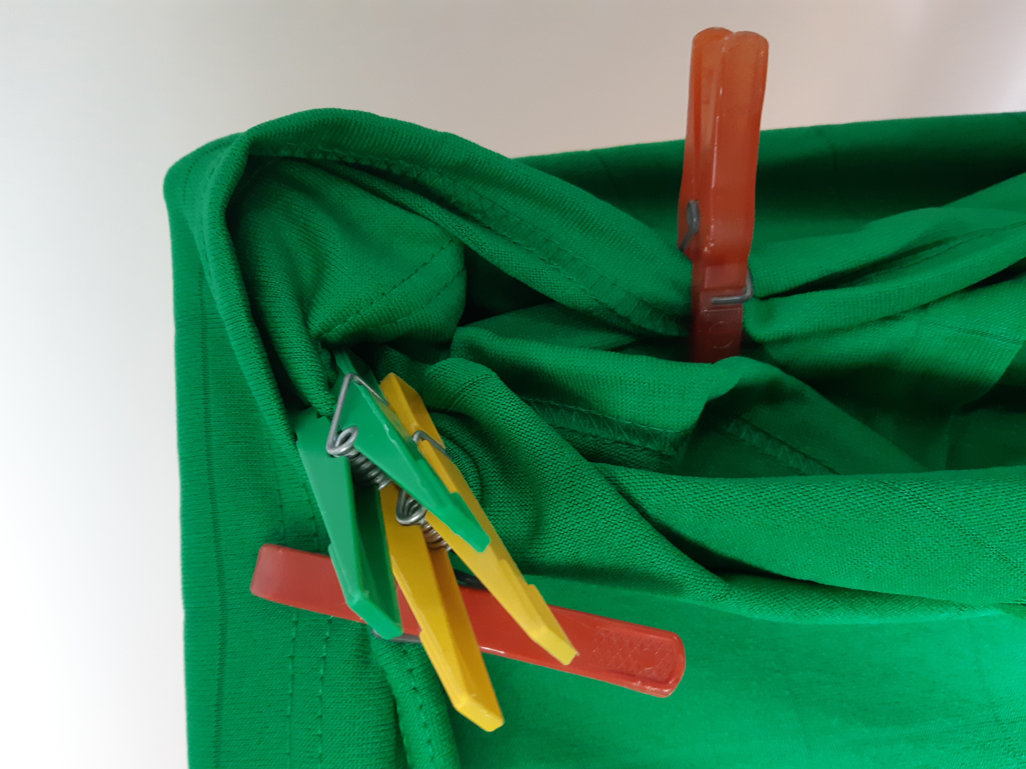 Befestigung der Decken mit Wäscheklammern am Garderobenständer